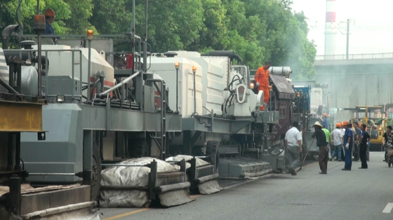 Hot In Place Asphalt Recycling Equipment , Road Paving Machine With ±5% Regenerant Adding Deviation